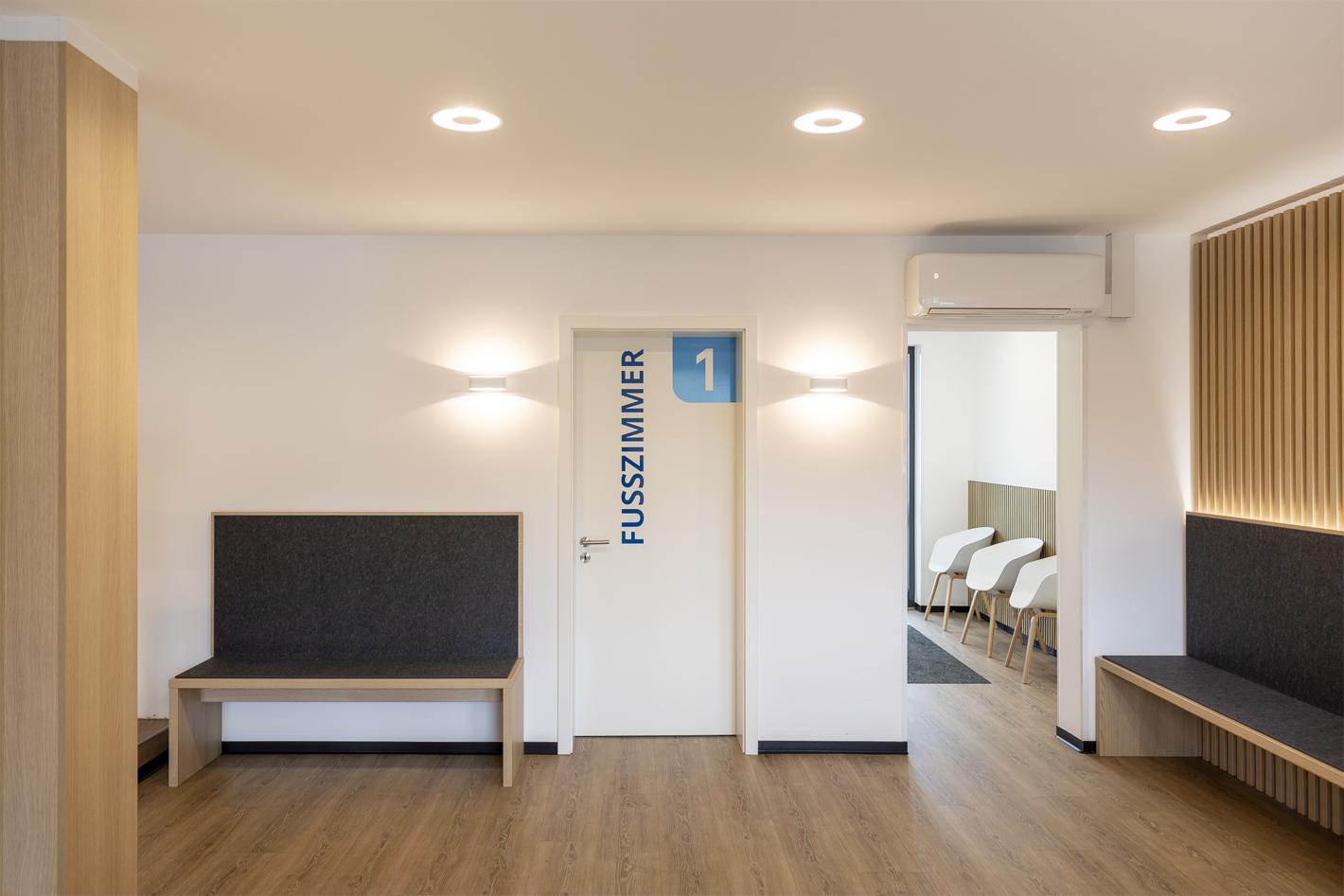 Wartebereich vor dem Fußzimmer